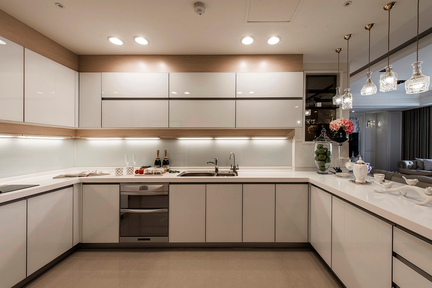 整体橱柜统一协调厨房用具,合理利用厨房空间